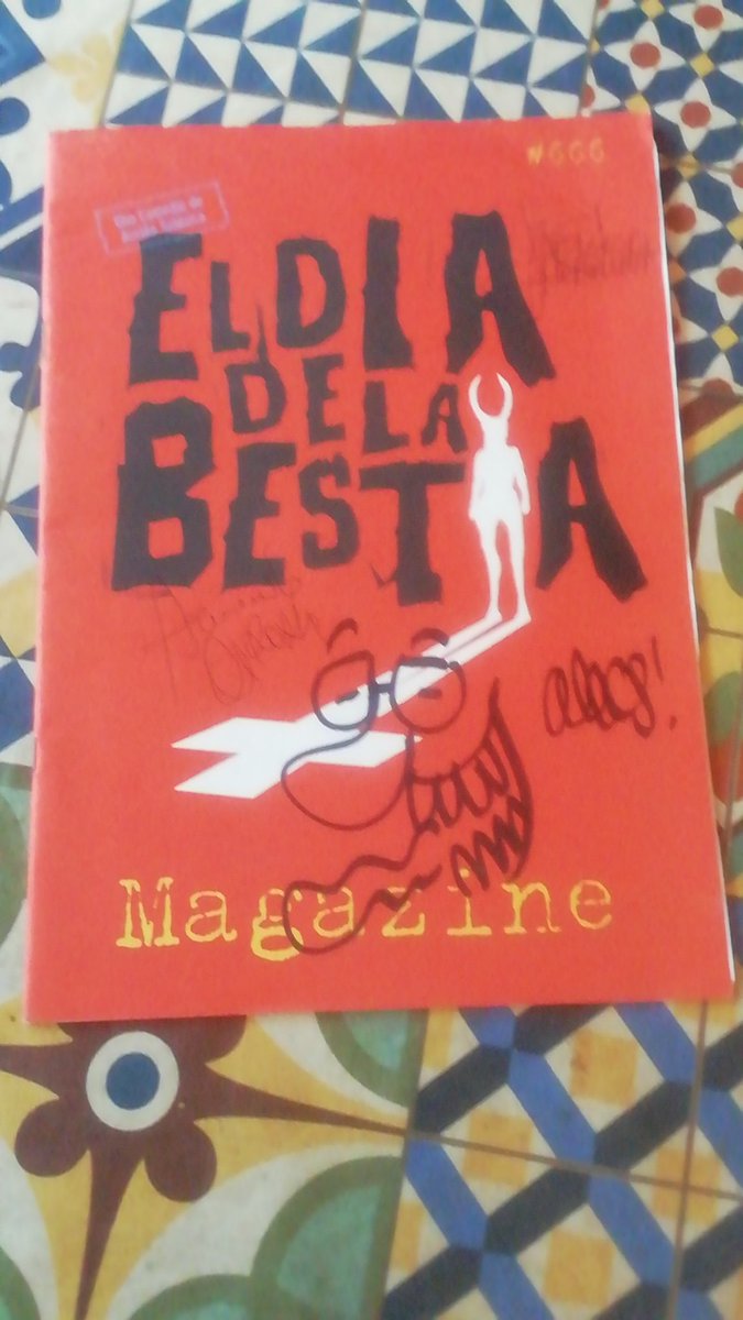 DTibuti's tweet photo. @alexdelaIglesia @Panchovarona @JOSEMANUELSOTO1 Yo estuve en el pase de prensa de El Día de la Bestia y Alex, Santiago y Armando me firmaron el pressbook. Toma ya. https://t.co/jexZ6AzkGQ