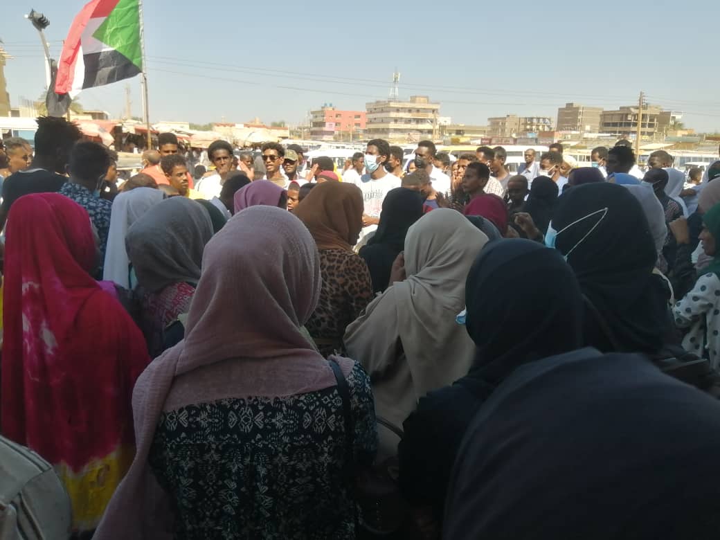 Res_Wadmadani's tweet photo. ديل انحنا يانا نحن في ايدينا القدره عداله العوج
بدء توافد الثوار لنقطة الانطلاق
#مليونية25ديسمبر
#الردة_مستحيلة
#لاتفاوض_لاشراكة_لاشرعية
#لجان_مقاومة_مدني https://t.co/wj52ey5I3d