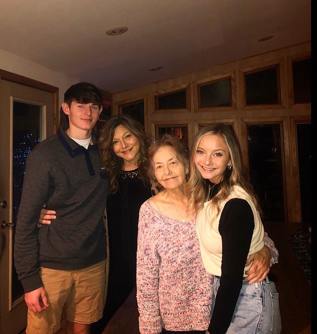 NICOLLE24_A's tweet photo. Christmas Eve surround by my three BEST gifts! Merry Christmas to you all! https://t.co/qG5TQx0ccG