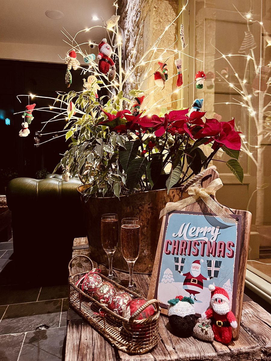 Appuldurcombe's tweet photo. Merry Christmas 🎄🎅🥂 https://t.co/W7TjwyBRA3