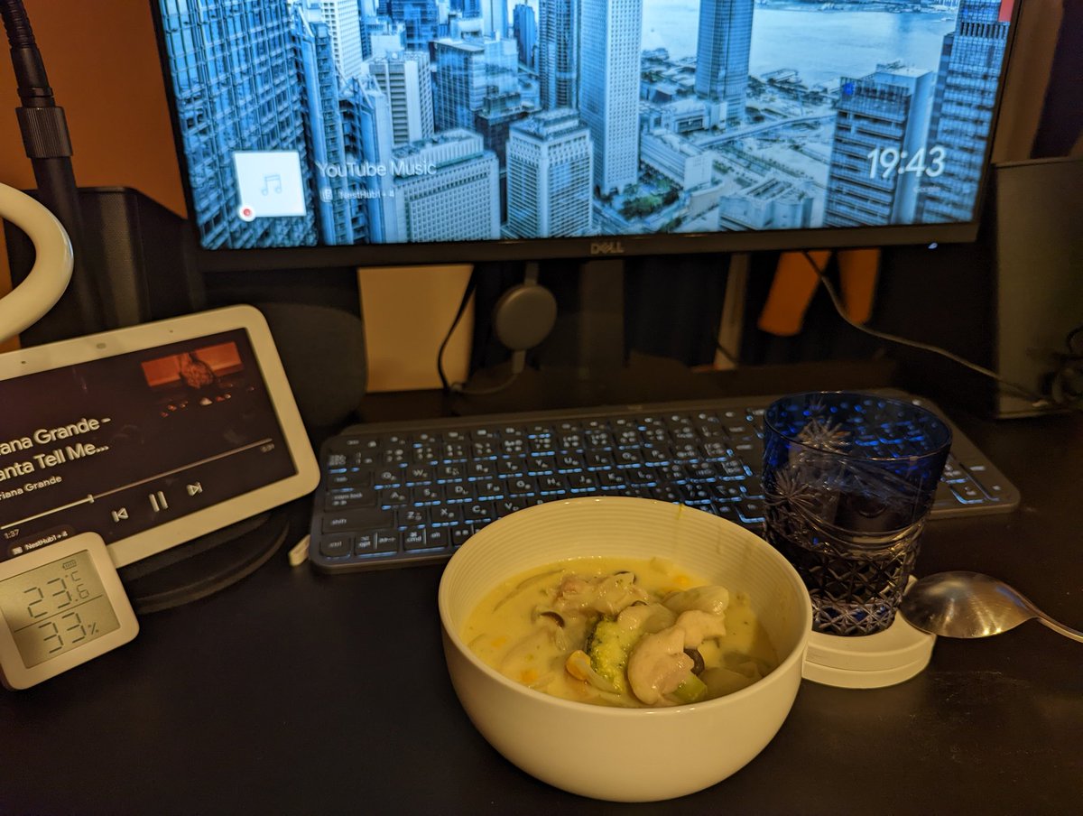 chihoko1969's tweet photo. 今日医者に行ったら血圧が高くなっていて、最近塩辛いスンドゥブばっかり食べていたのを改めて反省し、自炊に戻しすことにしました。クリスマスなのでシチューと、シンプルにネギのオーブン焼き。うまいなあ。#自炊 #血圧 https://t.co/O49tA6CcjT