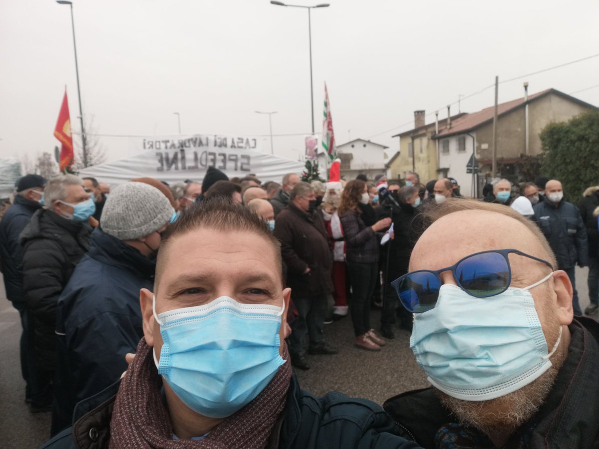 MMeneghetti1's tweet photo. La #FemcaCISL di Verona oggi a festeggiare il Natale con il lavoratori #speedline e per dire #NO alla delocalizzazione del sito di #tabina e al licenziamento di 850 persone.. #nodelocalizzazioniselvagge #investireinnovare #essercixcambiare #cambiarexesserci https://t.co/Za7QZMPPtz