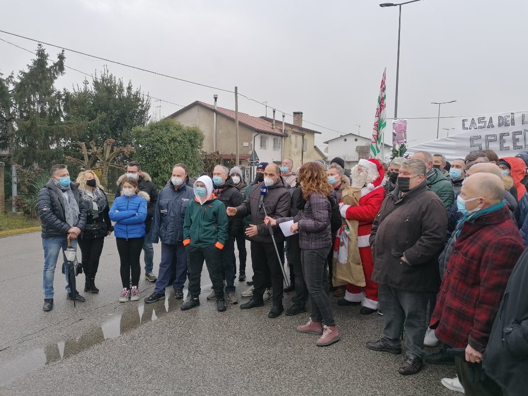 MMeneghetti1's tweet photo. La #FemcaCISL di Verona oggi a festeggiare il Natale con il lavoratori #speedline e per dire #NO alla delocalizzazione del sito di #tabina e al licenziamento di 850 persone.. #nodelocalizzazioniselvagge #investireinnovare #essercixcambiare #cambiarexesserci https://t.co/Za7QZMPPtz