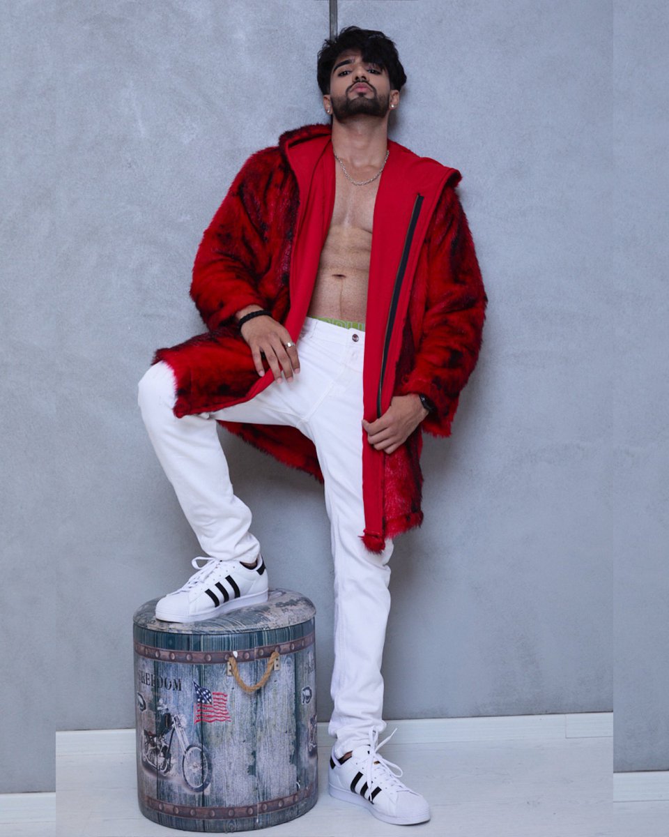 theonlyzeeshank's tweet photo. This santa doesn't care if you're naughty or nice!❄️

#MerryChristmas #Christmastime #holidayseason #christmascheer #zeeshankhan #zsquad https://t.co/4tKCKuJ00W