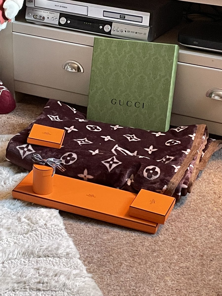 BusbyWatson's tweet photo. Apparently Dads in de good books with Mam! #Orangeboxes https://t.co/4JBtDmkWDg