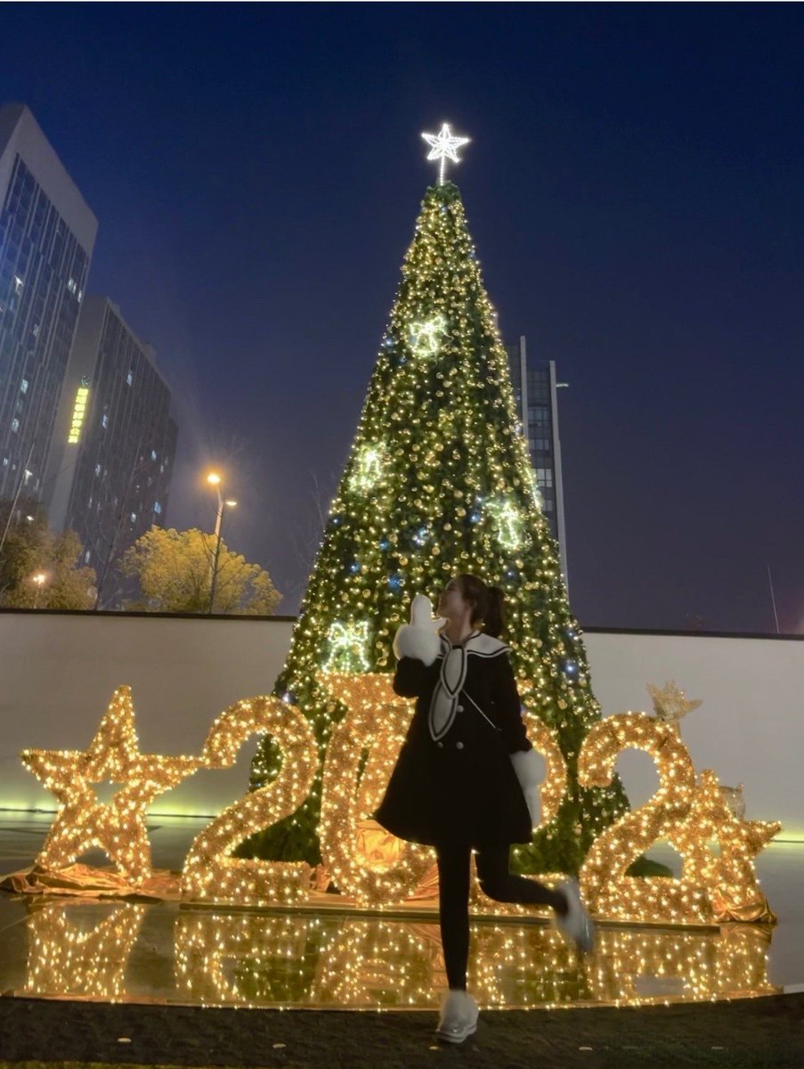 Temptat10n13's tweet photo. Christmas is here, deer running, jingle bells; snowflakes floating, birds calling, trees are all enchanting; I get up early and wake up from my dream, my blessing has come: the flowers are opened for you, and the heart is picked for you , All happiness comes for you https://t.co/DUKS8sFFUG