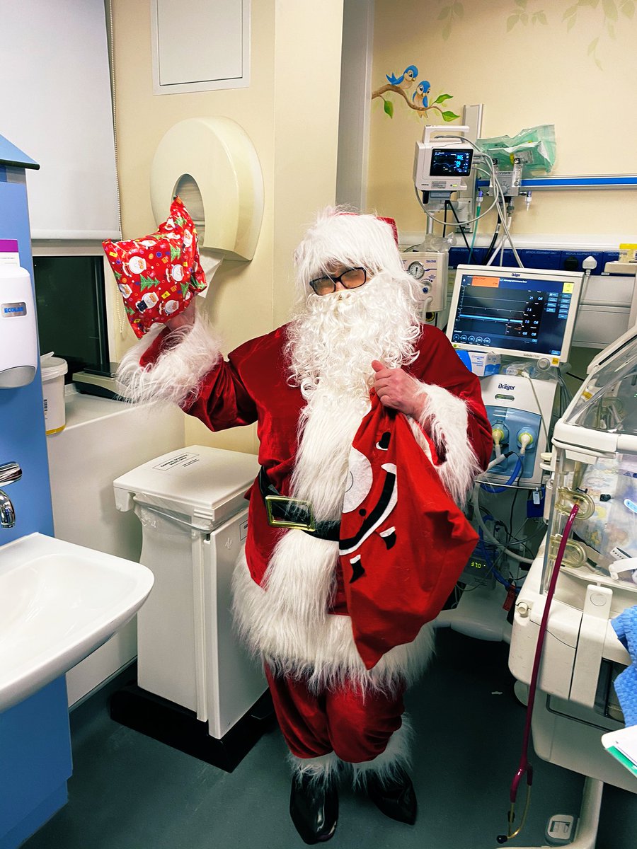 NaomiHowardJam2's tweet photo. A special visitor during the night to the neonatal unit. As always, our neonatal nurses going far above and beyond for our babies and their parents. #NICU @CoombeHospital https://t.co/x4MNldstSV