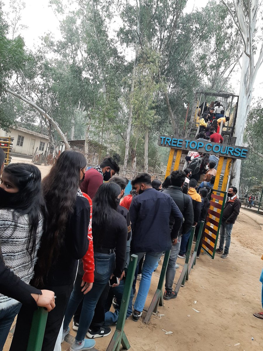 vipin_august's tweet photo. @ArvindKejriwal @DCPEastDelhi @sudhirchaudhary @ZeeNews @aajtak @ABPNews No covid protocol followed at EOD Mayur Vihar Ph1 Amusement park Delhi Govt,today's pics https://t.co/a68buERy0K