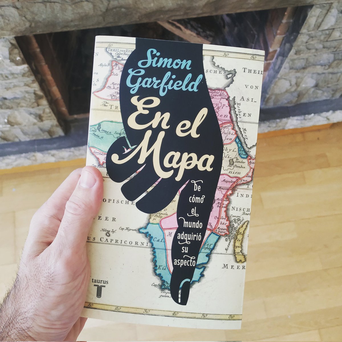 achillida's tweet photo. Gracias Papá Noel! #enelmapa #libro #cartografia #geomatica #mapas #simongarfield #feliznavidad https://t.co/UH7BCUSld7