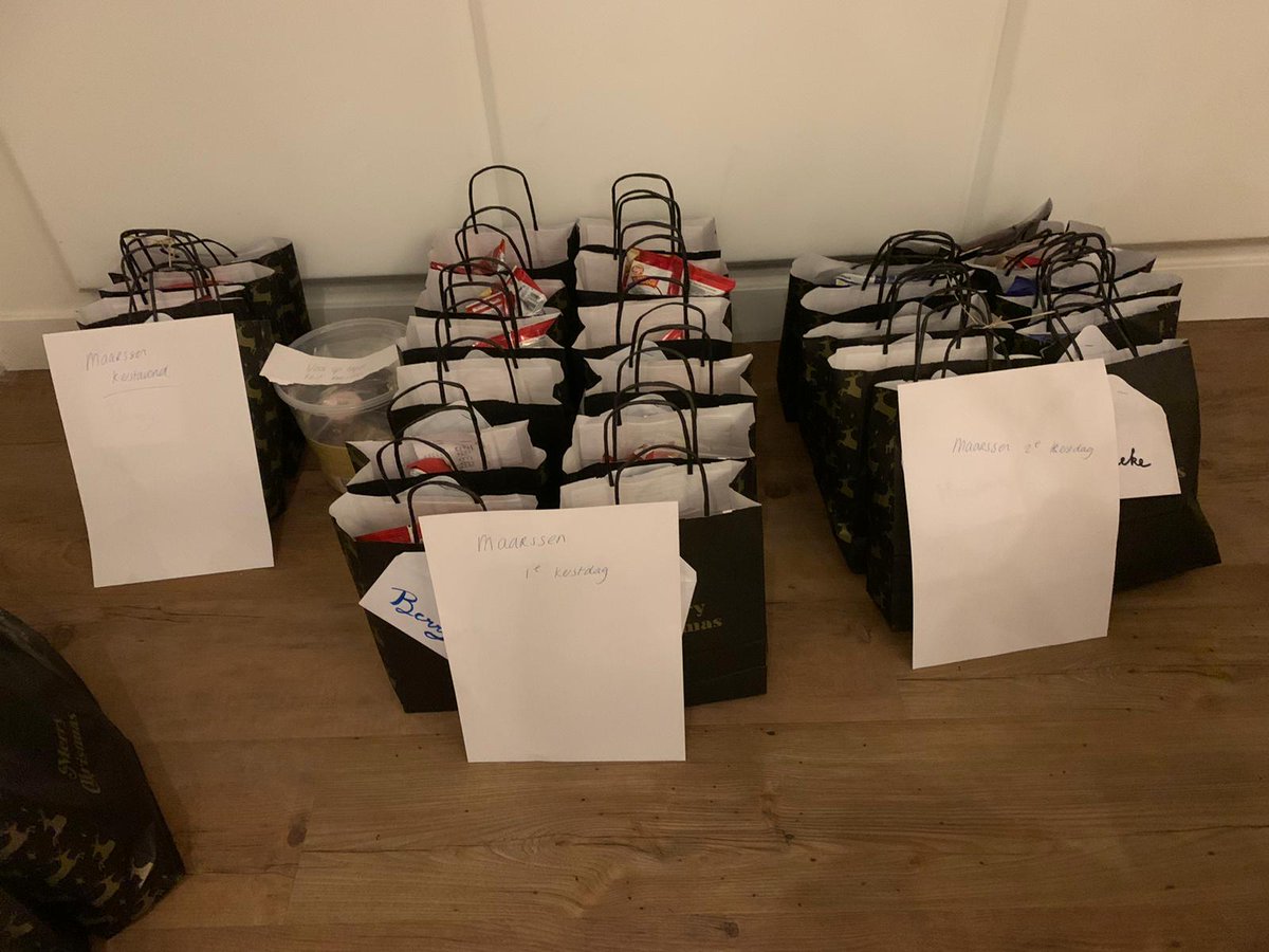 Goodiebags voor zij die werken met de feestdagen. Met dank aan onze vrijgevige kerstvrouw uit Team D! 🎁🎄