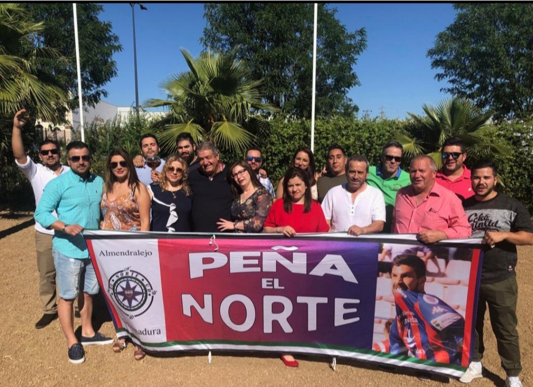 elnorteud's tweet photo. Desde nuestra peña desearos a tod@s feliz Navidad y próspero año nuevo especialmente a la familia azulgrana. Felices fiestas 🔵🔴 @EXT_UD https://t.co/elAqe8OhrR