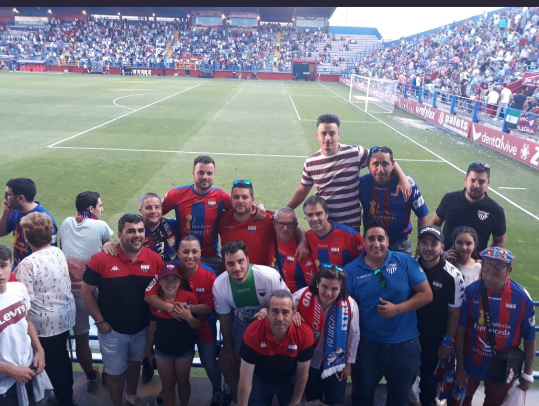 Desde nuestra peña desearos a tod@s feliz Navidad y próspero año nuevo especialmente a la familia azulgrana. Felices fiestas 🔵🔴 <a href="/EXT_UD/">Extremadura UD</a>