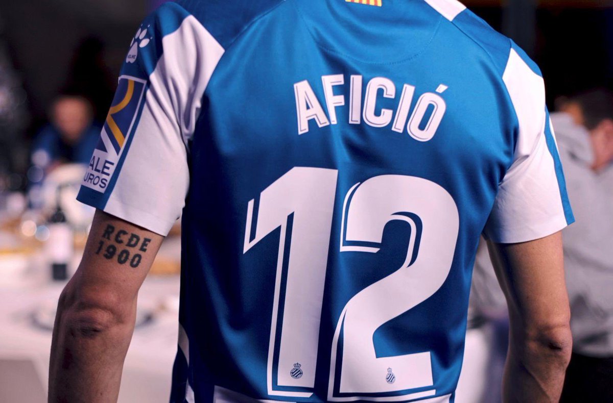 RCDEspanyol's tweet photo. 🌟 En aquest 𝘿𝙞𝙖 𝙙𝙚 𝙉𝙖𝙙𝙖𝙡 us portem un 𝙨𝙤𝙧𝙩𝙚𝙞𝙜 molt especial!

👕 La samarreta de l’afició!

🔁 Fes RT
☝️ Segueix-nos @RCDEspanyol 
🐦 Menciona al perico a qui li regalaries la samarreta en aquestes Festes

🍀 Molta sort!

#RCDE https://t.co/pkksf4zvbk
