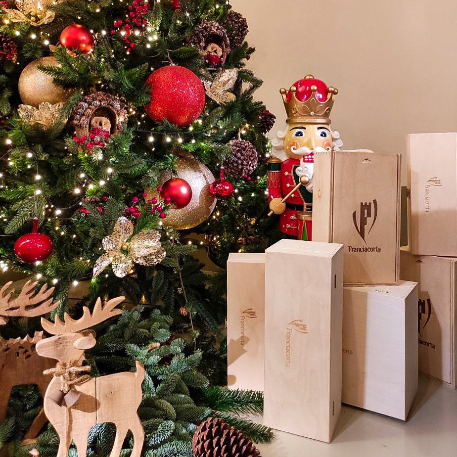 #Franciacorta vi augura un Buon Natale. Che possiate festeggiare in buona compagnia, con cibo delizioso e un buon calice di vino 🎄♥️