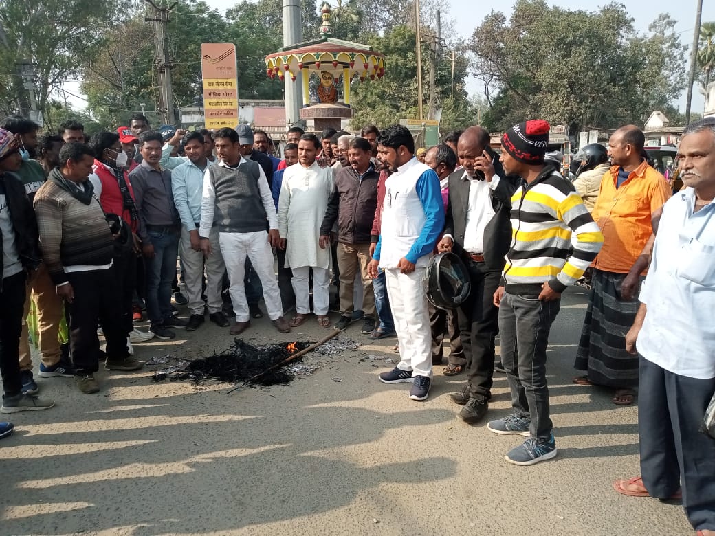 SITARAM26179698's tweet photo. झारखंड के चतरा जिला में बामसेफ के बैनर तले बहुजन क्रांति मोर्चा एवम बहुजन मुक्ति पार्टी के द्वारा मनुस्मृति दहन किया गया https://t.co/eGOUkRddi3