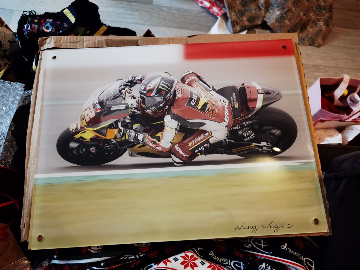 marino2807's tweet photo. Love love love my present from @VickyxWright and @Ratchetcars. Think they know me well @SamLowes_22 great photo by my sister xx https://t.co/SlXmBYb4lI