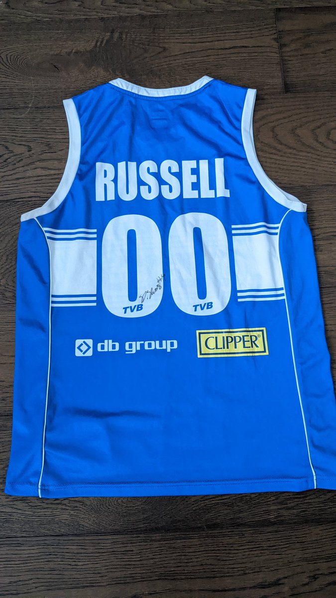 LotppOnTwitch's tweet photo. From my uncle the signed @weezyRussell00 jersey. Straight from Treviso to UK. Merry Christmas ⛄⛄🌲🌲 https://t.co/9mZG14hfTc