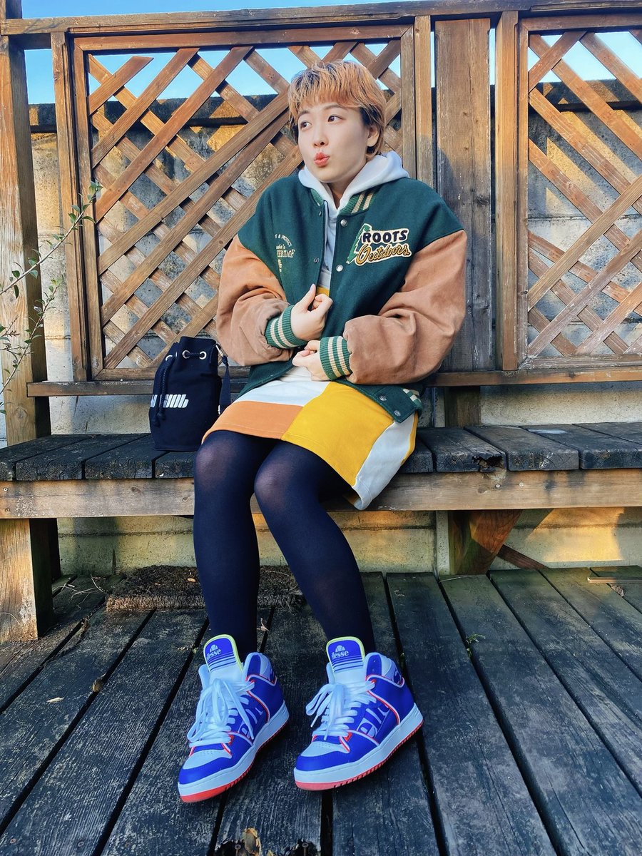 thank__you2525's tweet photo. ⸜ 🎄𝑀𝑒𝑟𝑟𝑦 𝐶ℎ𝑟𝑖𝑠𝑡𝑚𝑎𝑠🎁⸝
てきゅてきゅてんきゅ〜❣️😚
🧡💛🧡💛
今日も素敵な日だった
スタジャンは父のおさがり🤝
今の私の歳の頃に着ていたみたい🤤
ありがとうパピー
そしてオレンジジュースに
きゃんわいい子がいた🥺❤️
#surku #surkucafe
#GRIMEY #ellesse https://t.co/zAJKSJb53r