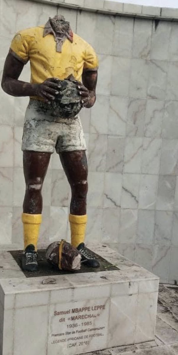 arol_ketch's tweet photo. La 2ème mort du Maréchal Samuel Mbappé Leppé
il y a exactement 36 ans deMbappé Léppé 
A quelques jours du début de la CAN, la statue du Maréchal Samuel Mbappé Léppé n’a pas toujours de tête. Nous nous offusquons contre ce mépris  affiché à l’égard de nos icônes.
#CAN2021 https://t.co/fqrx1h4Y91