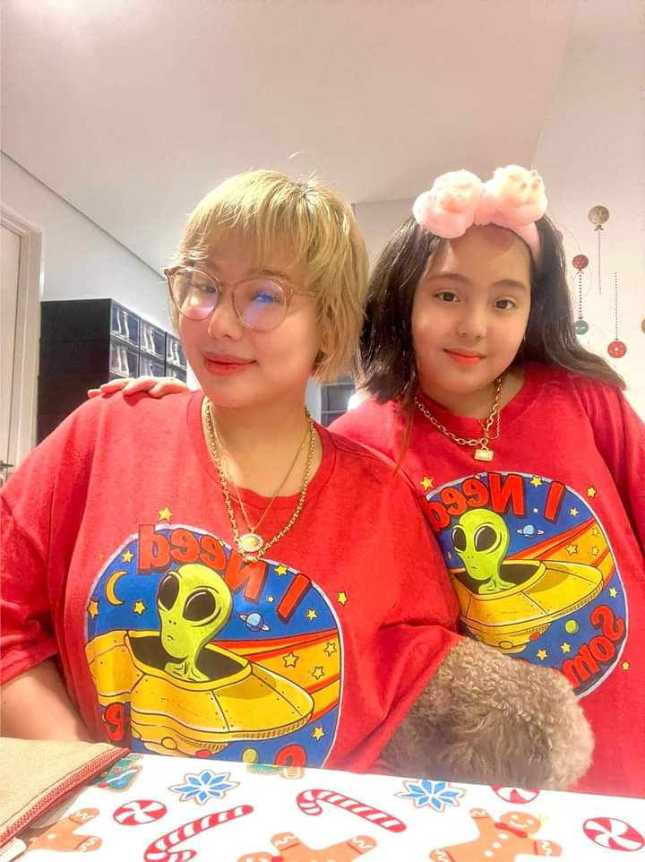 VMameh's tweet image. Caption "Twinning with my Mommy Oni Fowler" 

Di ako naniniwalang twinning kayo my Isa pang ganyan din suuot eh👀🤭

Btw ang cute suot ni baby girl yung bag ni Vicente 🥺😍

#MamehandVicente
#Onince
#TyroniaFowler