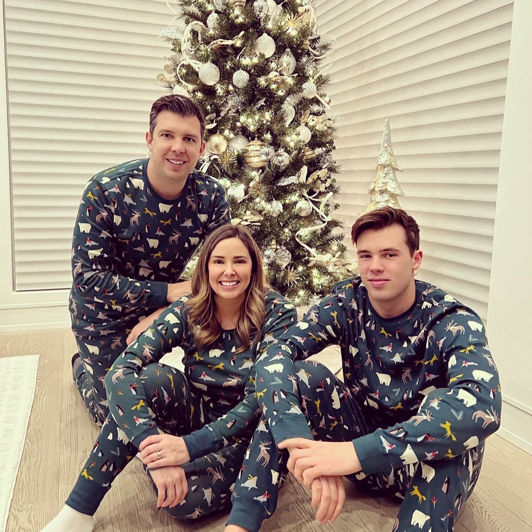 LindsMacArthur's tweet photo. Merry Christmas from our family to yours! 🎄 https://t.co/QwEQJLw3UI