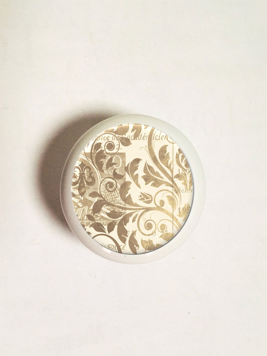 ruralgals's tweet image. Sleek sellouts! 🤓. Order Stylish Sepia Ephemera Knobs, Dresser Drawer Knobs, Vintage Ephemera Knobs and Pulls, Decorative Knobs Kitchen Cabinet Knobs Set of 4 &amp;amp; 6 at $19.96 from etsy.com/listing/954363… #DecorativeKnobs #CustomKnobs