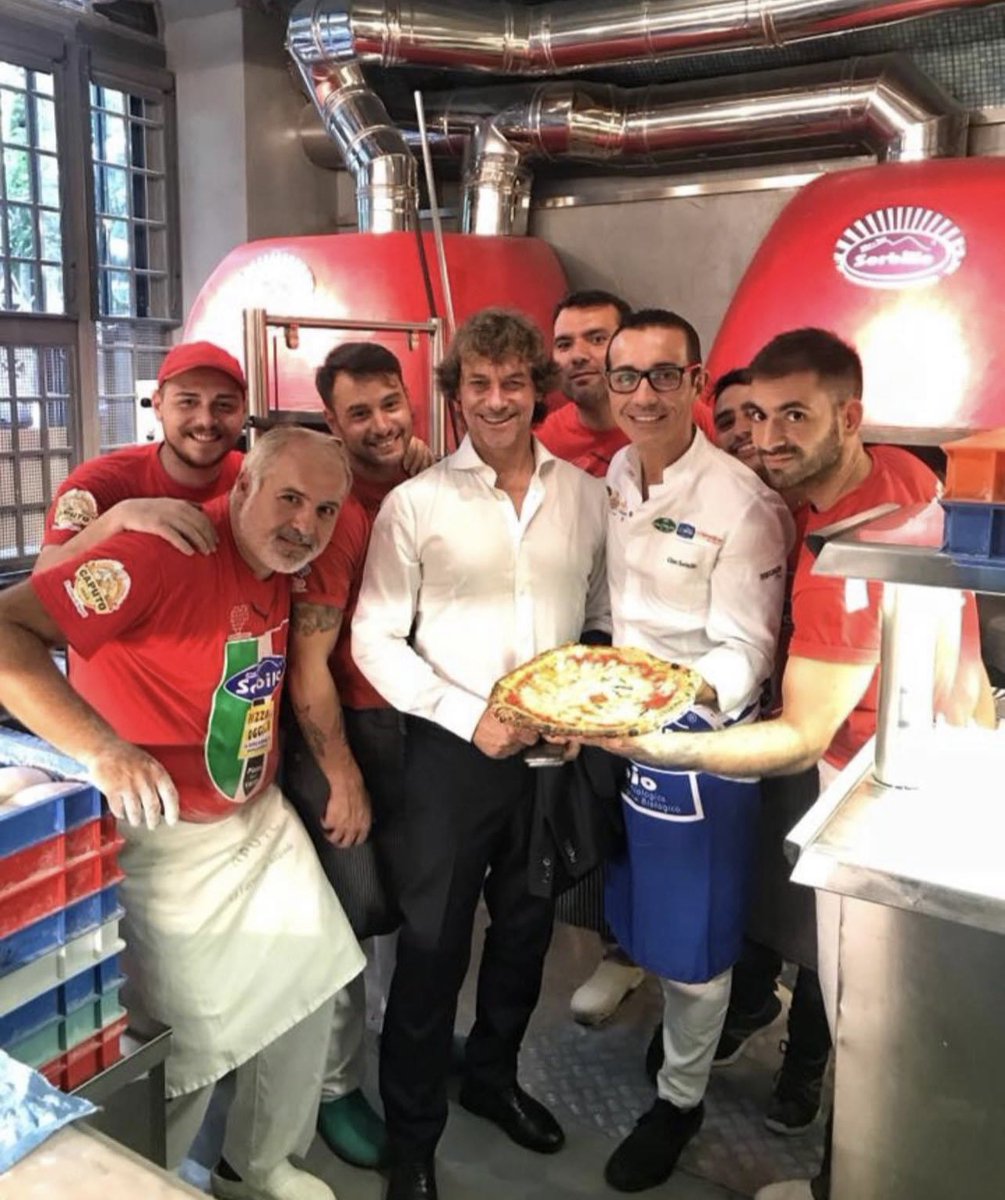 Buon Natale a tutti. Stasera non perdetevi <a href="/albertoangela/">Alberto Angela</a> con la prima visone di “Stanotte a Napoli” alle 21:25 su <a href="/RaiUno/">Rai1</a> 💙🎄 #StanotteaNapoli #RaiUno #AlbertoAngela