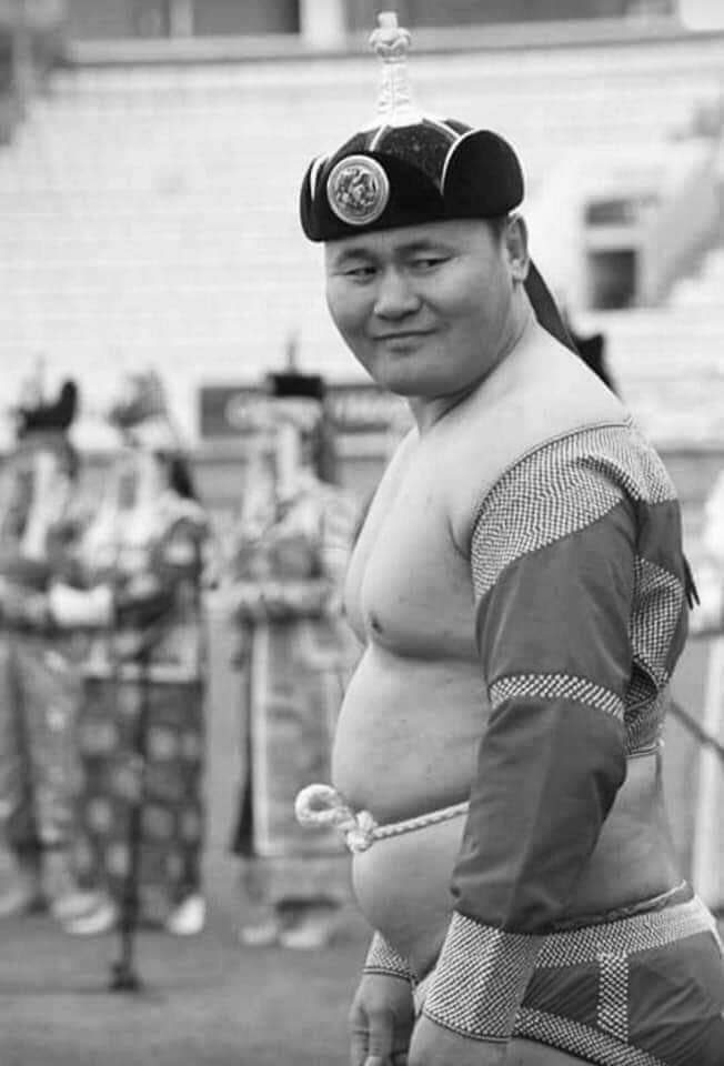 Маш их харамсаж байна. Хайран сайхан залуучууд. 30н нас хол давсан хүн олсоор татуулаад ам руугаа  архи цутгуулаагүй л байх. Харилцан зодоон байвч нэг нь бурхан мэт найзыгаа хайрлаад нөгөөх нь буг мэт хайр найргүй нүдэж энэ байдалд хүрсэн байх.