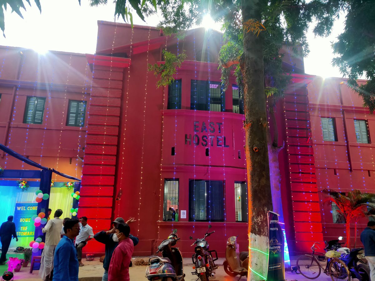 EastHostel's tweet photo. We delivered what we promised. It was phenomenal. SHATARUNYA created history.
Hundred glorious years,thousands of alumni, tons of memories. . . 
Memories were made alive again.. It was overwhelming. EAST added another glorious feat to its credit. Remember 24th Dec fr long.🙌 https://t.co/f6MKyto08C