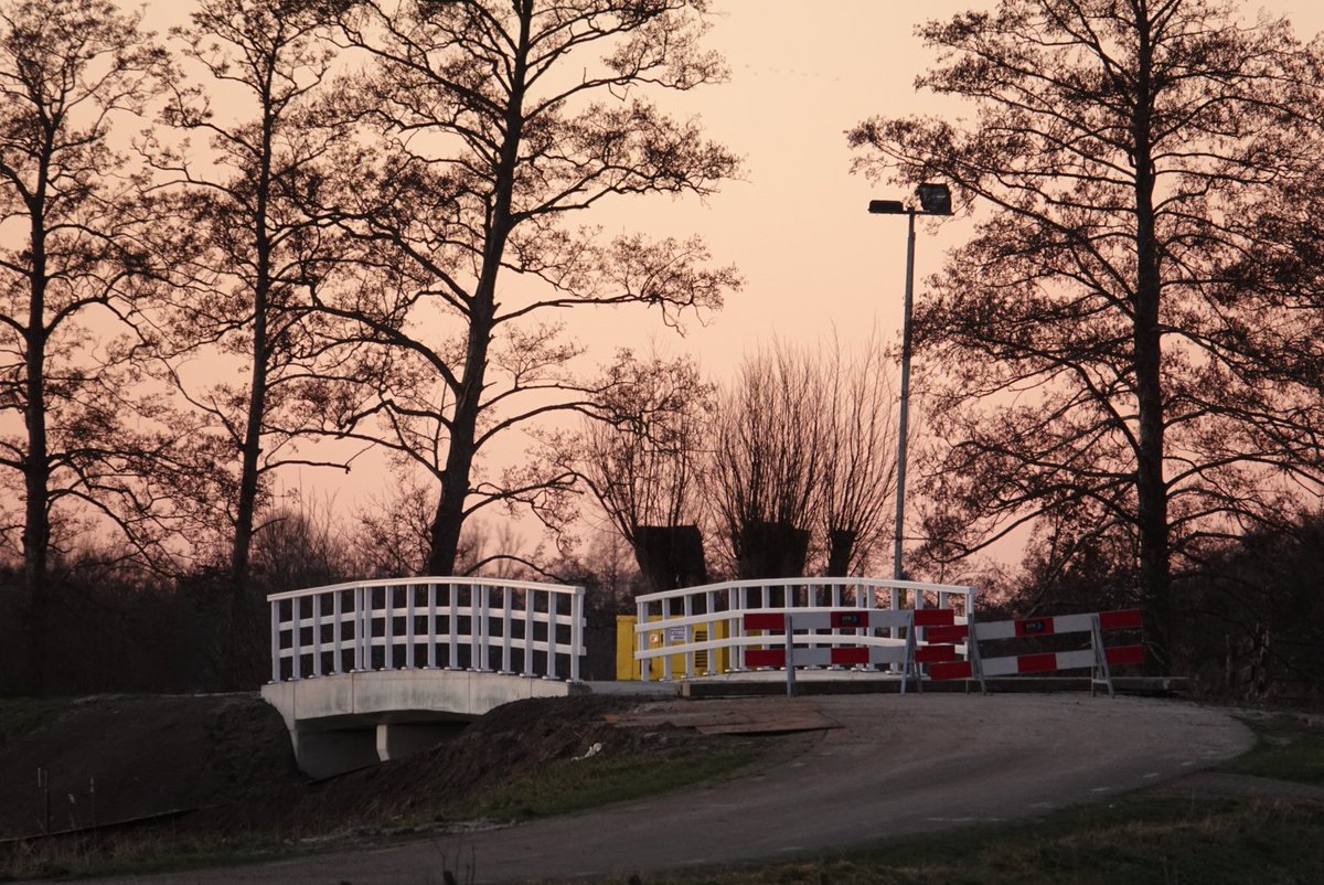 De nieuwe brug in de Bramen ligt er mooi bij.<a href="/WeerribbenWiede/">Weerribben-Wieden</a> <a href="/Giethoorn/">Marianne Stuit</a> de toeristen kunnen weer binnendoor. Opstapplaats schaatsers ook weer bereikbaar volgende week.