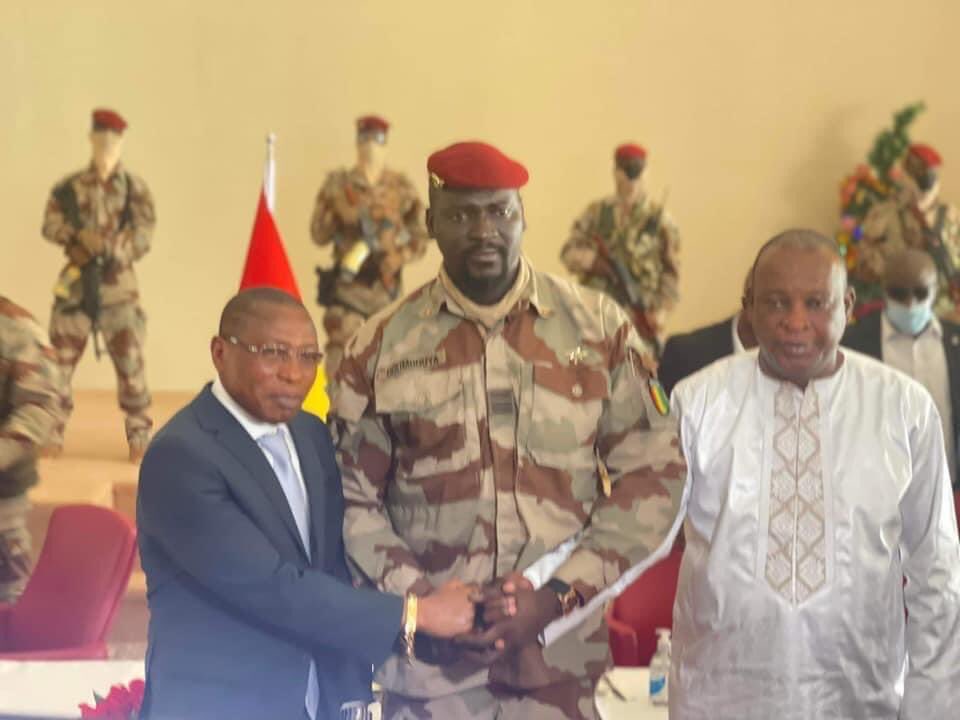 Le colonel Doumbouya , envoie un beau message à l’armée Guinéene , la fraternité doit tjrs demeurer entre eux, en tant que frère d’armes . J’aime bien cette photo. Très s belle image ! 🤩❤️   <a href="/larry_bah1/">Bah Larry</a> @cnrd_gn <a href="/SAAKOAbdoulaye/">Abdoulaye SACKO</a>