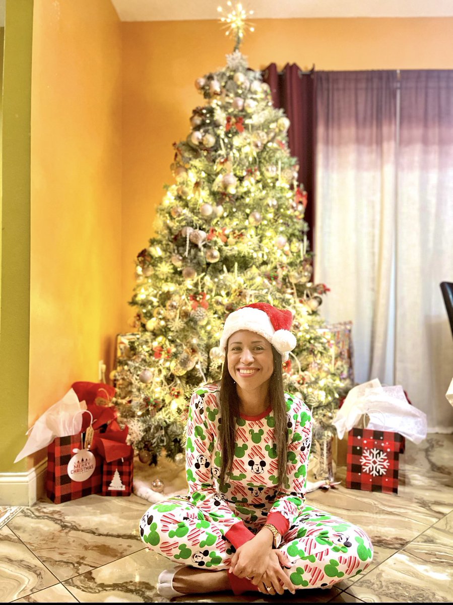 JessGamez28's tweet photo. ¡Un CORAZÓN agradecido, mi mejor regalo de Navidad! ❤️🎄🙌🏾😘               …Hoy elijo creer en Mí, en el potencial que tienen mis sueños y vivir en GRATITUD… 💫🙇🏽‍♀️                                 🎄❤️Merry Christmas 🎄❤️ https://t.co/FIfo0MwjUs