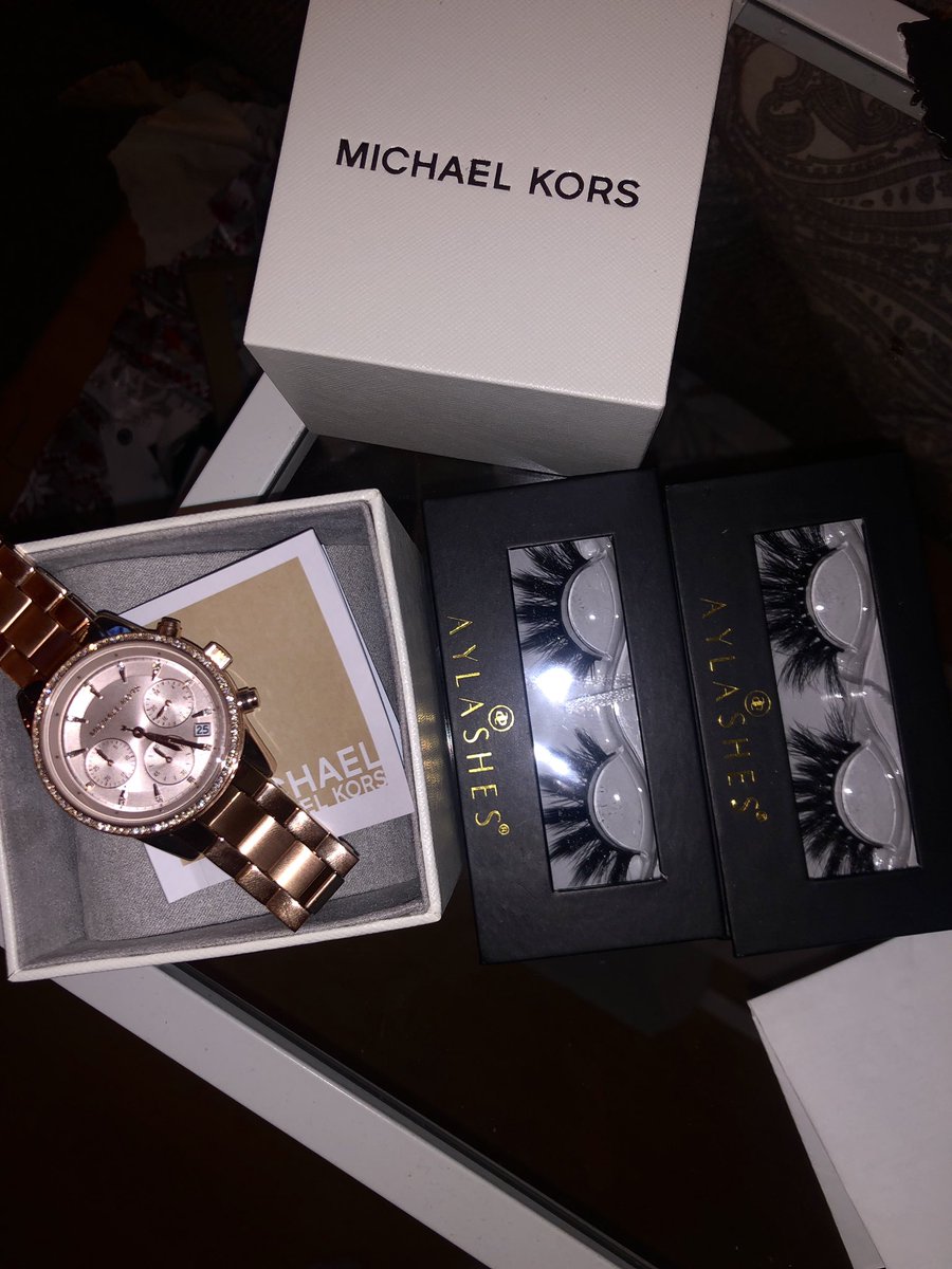 cxlinababy's tweet photo. #montegeschenke Michael Kors Uhr, arabische Namenskette und Lashes 🖤 https://t.co/HQWMK4ofXA