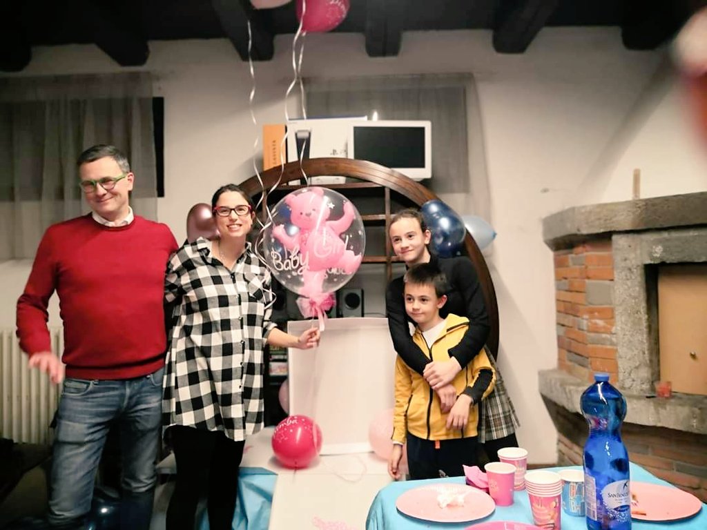 GioMalanchini's tweet photo. #BuonNatale 🎄 da noi 4 + 1, anche se Ale é poco convinto: auguriamo a tutti uno strepitoso 2022, aspettando Margherita!! 🥰🎀 #Malanchini #Lega #Lombardia #Natale2021 https://t.co/PB741Irlqw