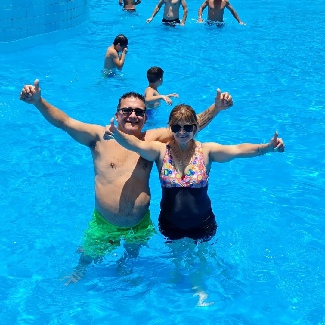 palmaparaguay's tweet photo. ¡En familia! 👨‍👩‍👦‍👦

🌎 El mas grande de Sudamérica está en Villa Elisa, tiene nombre y apellido @JardinDeAmerica 🌊

😎 Pejuke,pejuke.

#VeranoPalmaFM #JardinDeAmerica #PalmaFM #radio #musica #baile #hakuro #agua #pileta 🌴 https://t.co/EtocbtB3IV
