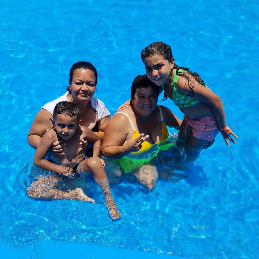 palmaparaguay's tweet photo. ¡En familia! 👨‍👩‍👦‍👦

🌎 El mas grande de Sudamérica está en Villa Elisa, tiene nombre y apellido @JardinDeAmerica 🌊

😎 Pejuke,pejuke.

#VeranoPalmaFM #JardinDeAmerica #PalmaFM #radio #musica #baile #hakuro #agua #pileta 🌴 https://t.co/EtocbtB3IV