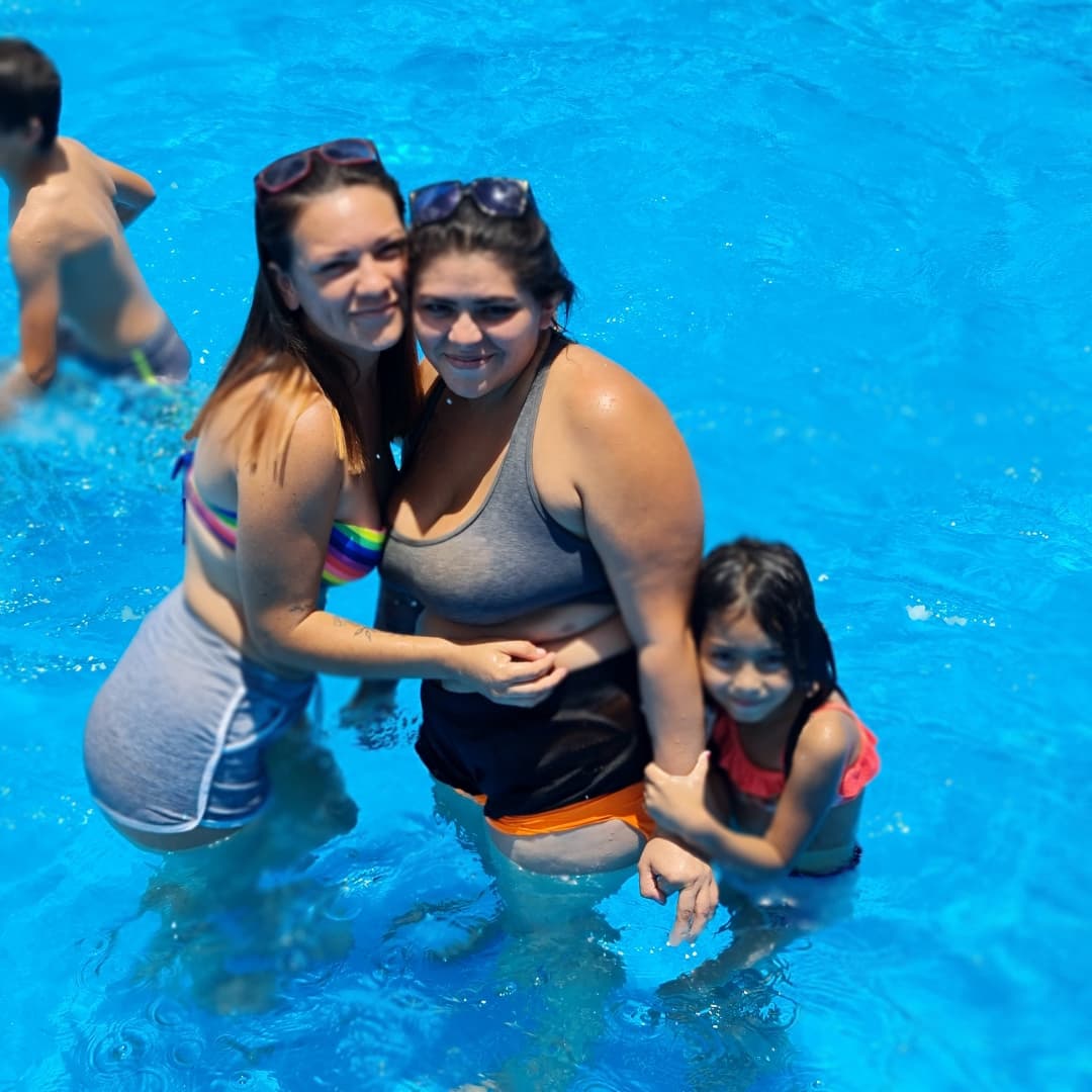 palmaparaguay's tweet photo. ¡En familia! 👨‍👩‍👦‍👦

🌎 El mas grande de Sudamérica está en Villa Elisa, tiene nombre y apellido @JardinDeAmerica 🌊

😎 Pejuke,pejuke.

#VeranoPalmaFM #JardinDeAmerica #PalmaFM #radio #musica #baile #hakuro #agua #pileta 🌴 https://t.co/EtocbtB3IV