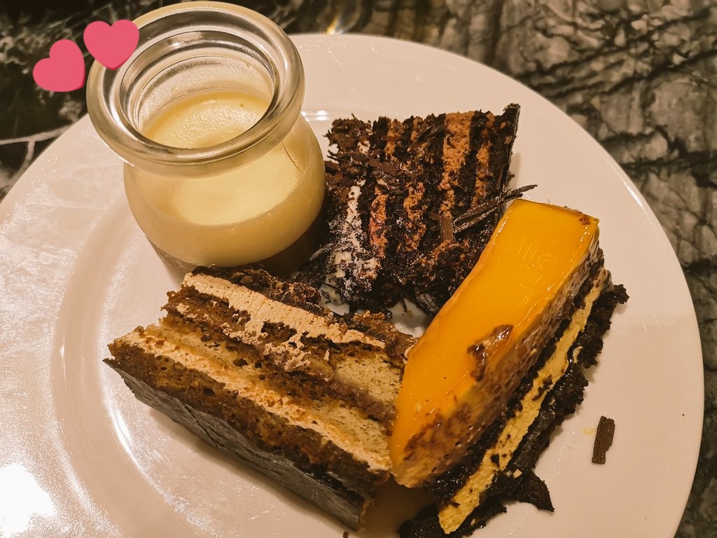 ElenaYukihyo's tweet photo. Hyo-hoo!! Christmas has been really wholesome and fun this year 🥰❄️ Had surprise presents and gifts from friends and my VTuber family. I'm blessed. Here's some food I had with the family throughout the day! ♥️ ✨🎄🎀 ❄️
#Christmas2021
#celebration
#Vtuber
#VTuberSecretSanta2021 https://t.co/KKt9ZtbgQC