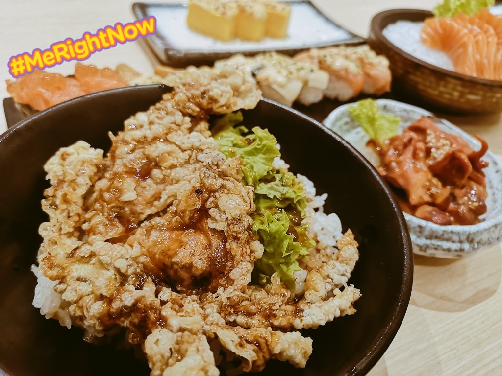 ElenaYukihyo's tweet photo. Hyo-hoo!! Christmas has been really wholesome and fun this year 🥰❄️ Had surprise presents and gifts from friends and my VTuber family. I'm blessed. Here's some food I had with the family throughout the day! ♥️ ✨🎄🎀 ❄️
#Christmas2021
#celebration
#Vtuber
#VTuberSecretSanta2021 https://t.co/KKt9ZtbgQC