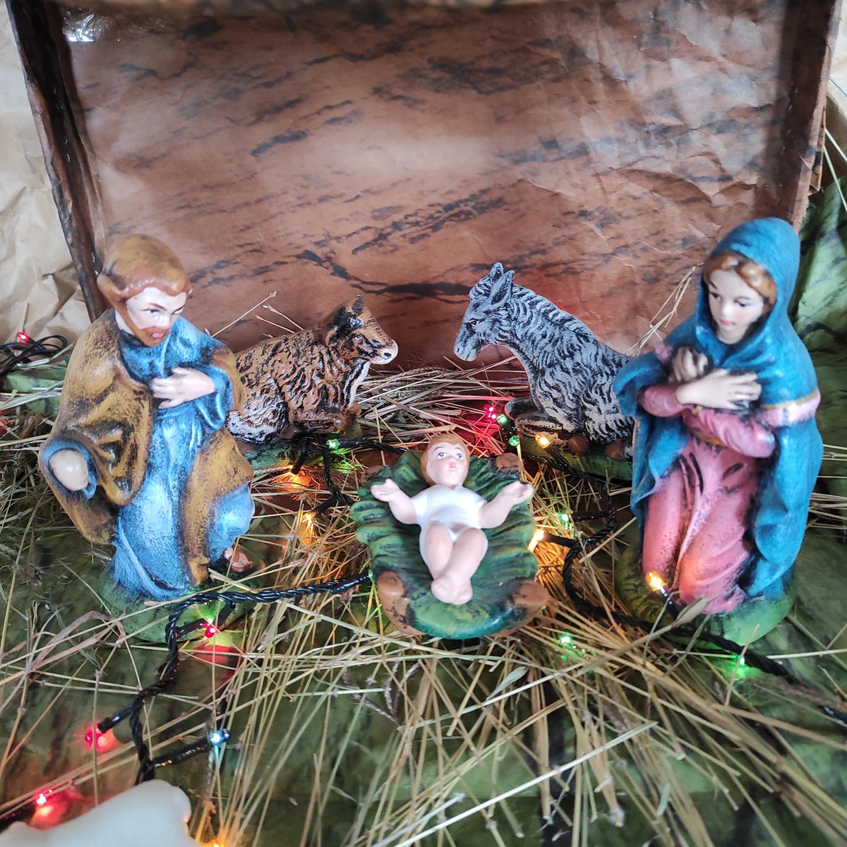 Hay esperanza
sigamos la luz,
la que nos regala
el Niño Jesús.

Feliz y esperanzadora natividad del Señor.