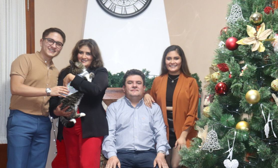 chavez_cava's tweet photo. La familia Cava Cerezo les desea Feliz Navidad y bendiciones en sus hogares https://t.co/TBmiFmqgBj