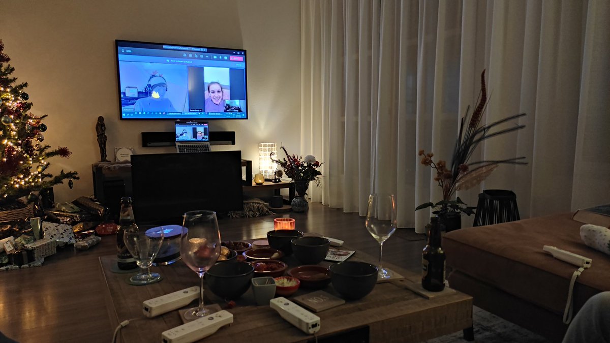 Lang leve de technologie. Toch nog een beetje #samen  #corona in huis. Kids in #quarantaine op hun kamer.