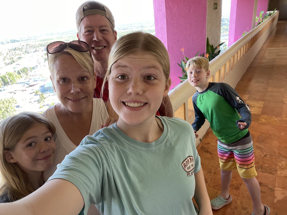 severson_j's tweet photo. Merry Christmas!💚 Feliz Navidad and sending lots of love to each and everyone. 💫🙏☘️🌸❤️#applysunscreen #momsputtingonsunscreen #stillapplying #fastteenagersnappingpics https://t.co/MBOrbz42GX