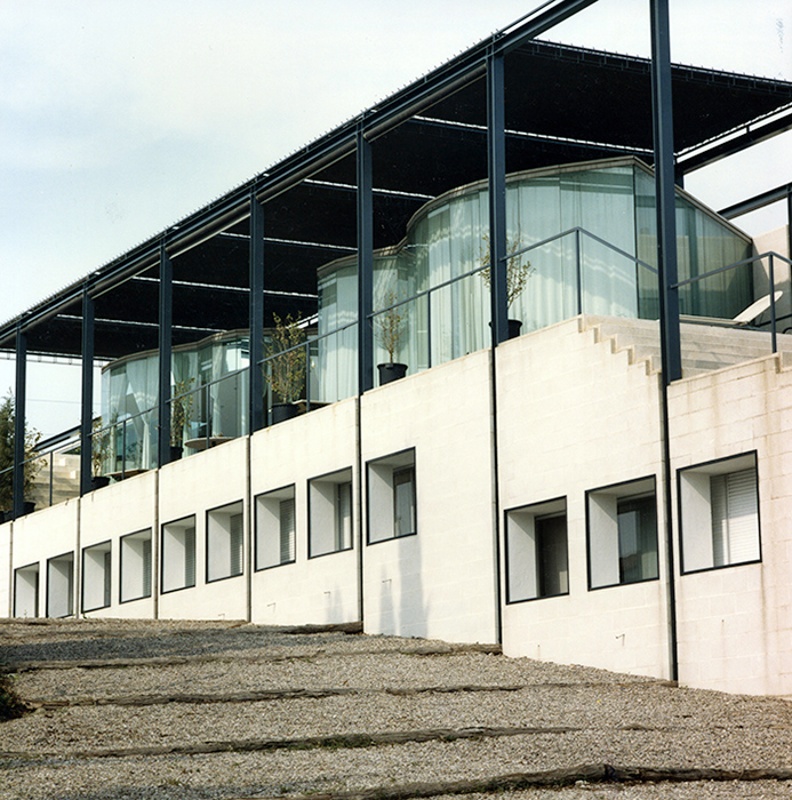 efemarq's tweet photo. #Taldiacomavui de 1933 va néixer l'arquitecte anglocatalà David #Mackay. Nat a Anglaterra, el 1959 s'incorporà a l'estudi de Josep Martorell i Oriol Bohigas, #MBM. El 1977-81 van fer la Casa #Serras, a Canovelles, que inclou la planta del famós gratacel curvilini de Mies de 1922. https://t.co/FId3sPITSr
