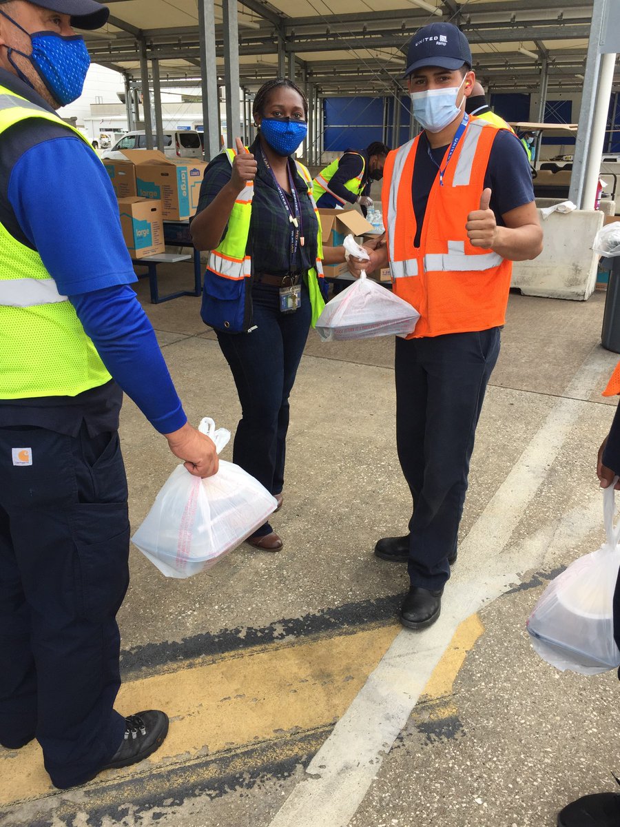 Merry Christmas from IAH Ramp…just spreading a little holiday cheer passing out our Christmas meals. @billwatts_11 @philgriffith63 @Ibrahimsalem_87 @weareunited
