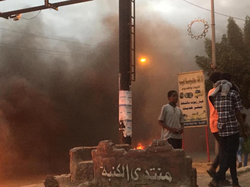 rami_6_'s tweet photo. بورتسودان بعد أعتراض الموكب وفضهُ بالبمبان والقنابل الصوتية والرصاص الحي في الهواء تعلن التصعيد المفتوح على مستوى الولاية  .

#مليونية25ديسمبر
#العسكر_قال_احي https://t.co/jjS0vK0LtD