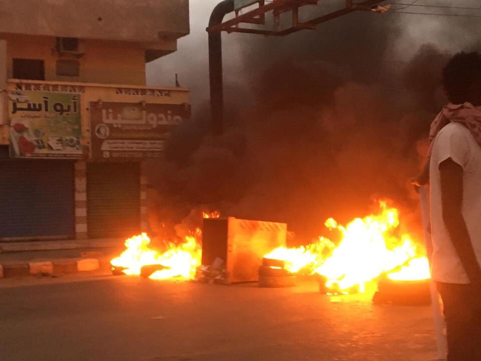 rami_6_'s tweet photo. بورتسودان بعد أعتراض الموكب وفضهُ بالبمبان والقنابل الصوتية والرصاص الحي في الهواء تعلن التصعيد المفتوح على مستوى الولاية  .

#مليونية25ديسمبر
#العسكر_قال_احي https://t.co/jjS0vK0LtD