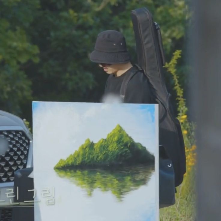 EBOYYJK's tweet photo. jungkook holding his painting and his guitar https://t.co/aeAjP1JbIa