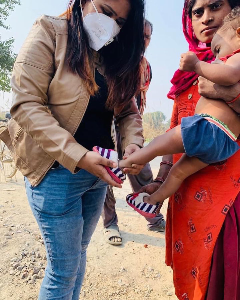 Anamika55846562's tweet photo. कुछ लोगों की ज़िन्दगी तो इस उम्मीद में गुजरती है कि कल तो कुछ अच्छा होगा और प्रत्येक दिवस व निराशाओ में भी आशा ढूँढता है।
चलो इस सर्दी भलाई का काम करते है 
जो लिबास हमारा काम कर चुके 
वो लिबास ग़रीबों के नाम करते है
#अटल_बिहारी_वाजपेयी_जी 
@SadhviNiranjan @VikramSinghIN https://t.co/GSKJdITfGa