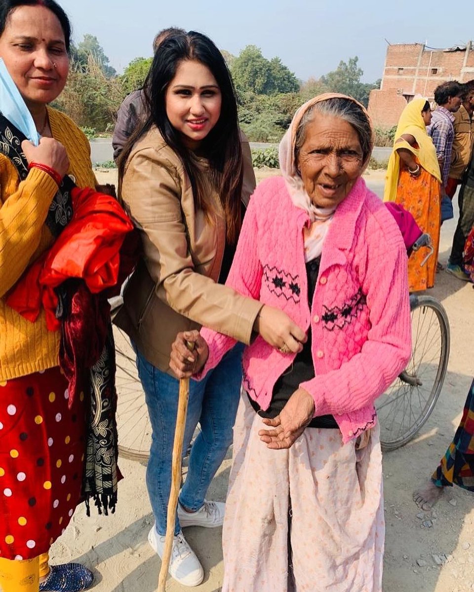 Anamika55846562's tweet photo. कुछ लोगों की ज़िन्दगी तो इस उम्मीद में गुजरती है कि कल तो कुछ अच्छा होगा और प्रत्येक दिवस व निराशाओ में भी आशा ढूँढता है।
चलो इस सर्दी भलाई का काम करते है 
जो लिबास हमारा काम कर चुके 
वो लिबास ग़रीबों के नाम करते है
#अटल_बिहारी_वाजपेयी_जी 
@SadhviNiranjan @VikramSinghIN https://t.co/GSKJdITfGa